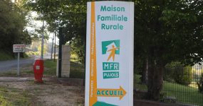 panneau d'entrée de la maison familiale rurale de Pujols